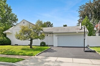 5 Cheshire Ave in Syosset, NY - Building Photo - Building Photo