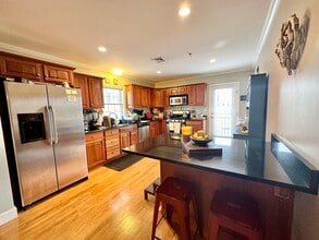 146 Adams St, Unit 2 in Waltham, MA - Building Photo - Building Photo