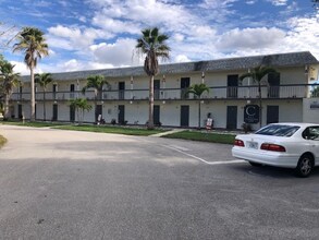 922 Courting Ln in Ft. Myers, FL - Building Photo - Building Photo