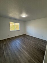 486-488 NE Housley Ave in Roseburg, OR - Building Photo - Building Photo