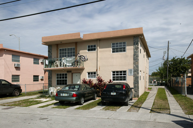 945 W 23rd St in Hialeah, FL - Foto de edificio - Building Photo