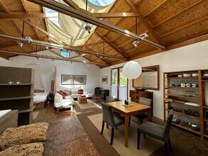 656 Angelus Pl in Los Angeles, CA - Building Photo - Building Photo