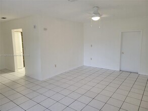 7101 NW 24th St in Sunrise, FL - Building Photo - Building Photo