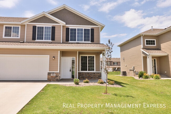 Beautiful 2 Story Townhome with Loads of A in Sioux Falls, SD - Building Photo - Building Photo