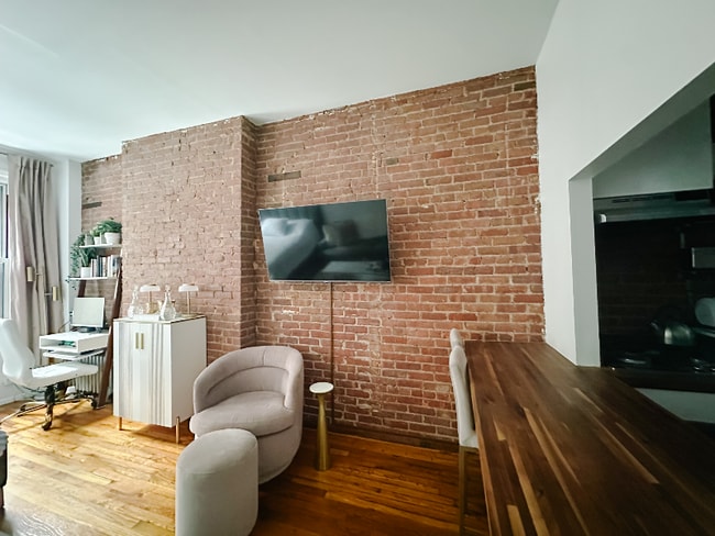 331 E 92nd St in New York, NY - Foto de edificio - Building Photo