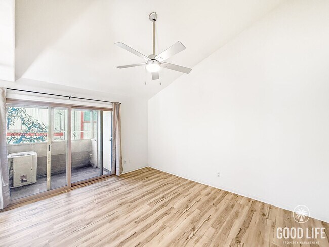 5543 Adobe Falls Rd in San Diego, CA - Foto de edificio - Building Photo