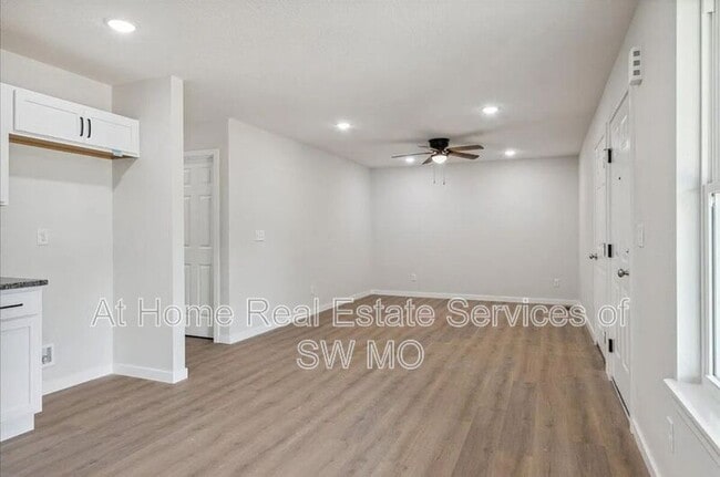 1052 S Overhill Ave in Springfield, MO - Building Photo - Building Photo