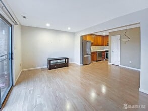 3910 Birchwood Ct in North Brunswick, NJ - Building Photo - Building Photo