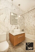 128 Water St, Unit 1419 in New York, NY - Building Photo - Building Photo