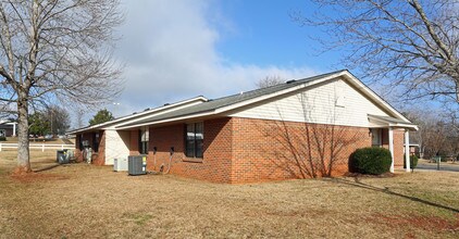 Medical Park Apartments in Edgefield, SC - Foto de edificio - Building Photo