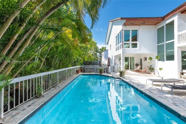 225 Harbor Dr in Key Biscayne, FL - Building Photo - Building Photo