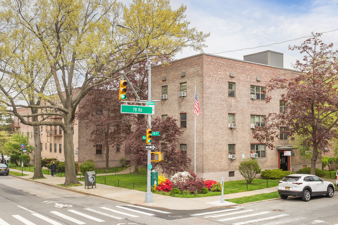 7811 Main St in Flushing, NY - Building Photo