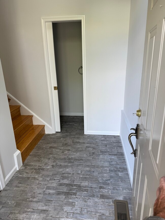 11 Boulevard Dr in Danbury, CT - Building Photo - Building Photo