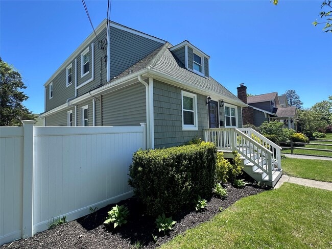 143 Church Ave in Islip, NY - Building Photo - Building Photo