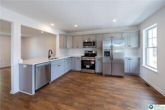 560 Long St in Emmaus, PA - Building Photo - Building Photo