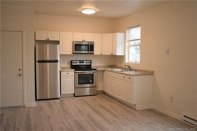 166 Bridgeport Ave in Milford, CT - Building Photo - Building Photo