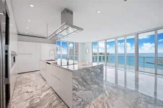 1000 South Pointe Dr in Miami Beach, FL - Building Photo - Building Photo