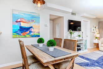 6051 Sun Blvd, Unit 215 in St. Petersburg, FL - Foto de edificio - Building Photo