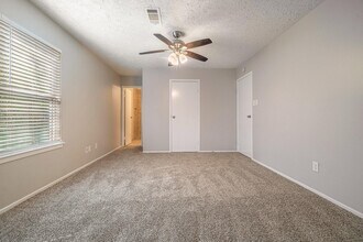 11915 S Red Cedar Cir in Spring, TX - Foto de edificio - Building Photo