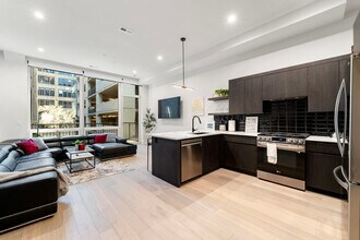 318 W Grand Ave in Chicago, IL - Building Photo - Building Photo