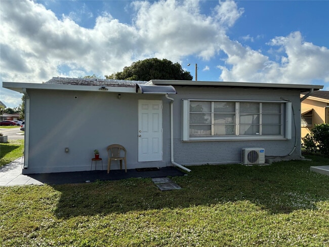7309 NW 62nd St in Tamarac, FL - Foto de edificio - Building Photo