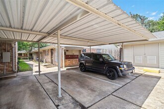 1106 W Tri Oaks Ln in Houston, TX - Building Photo - Building Photo