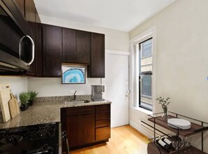 1216 N Dearborn St, Unit B1 in Chicago, IL - Building Photo - Building Photo