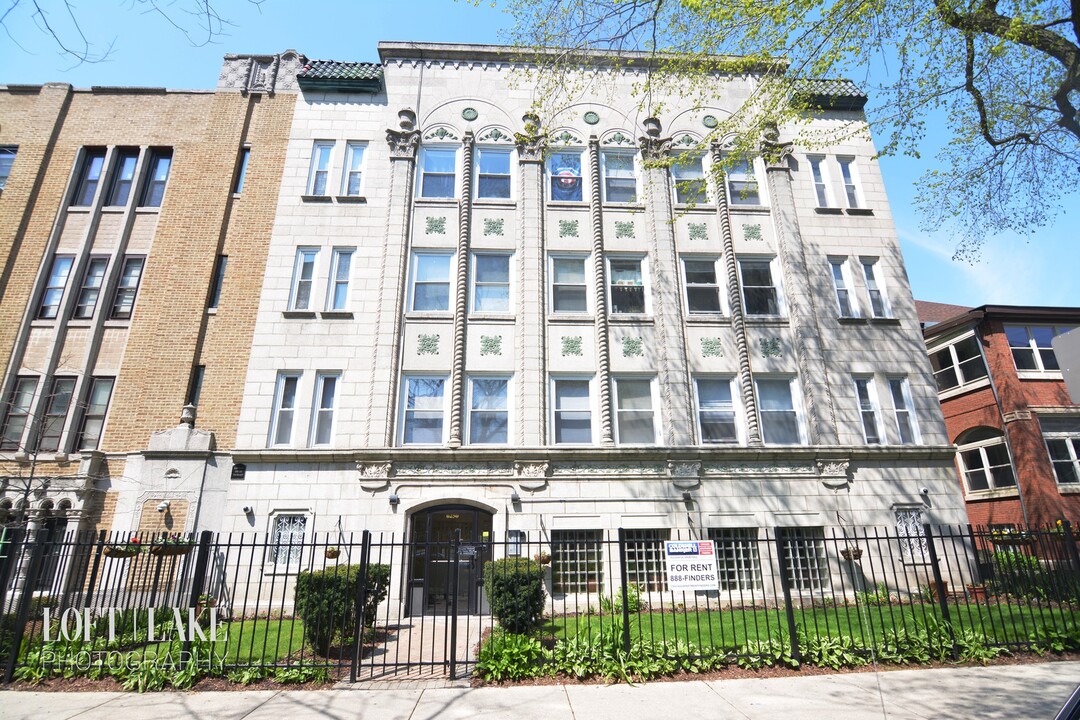 6250 N Winthrop Ave in Chicago, IL - Building Photo