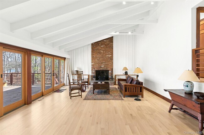 89 Isle of Wight Rd in East Hampton, NY - Building Photo - Building Photo