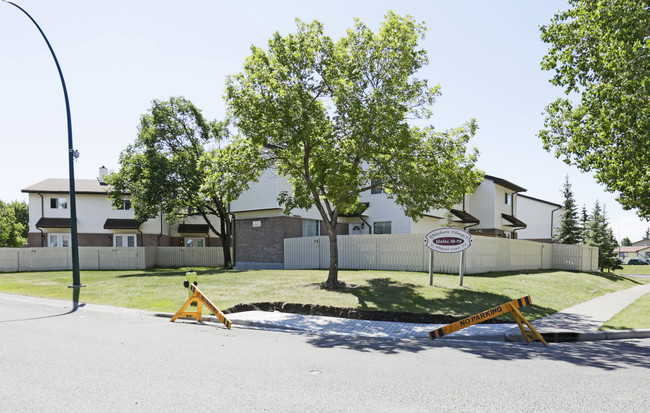 Whitehorn Village II in Calgary, AB - Building Photo - Building Photo