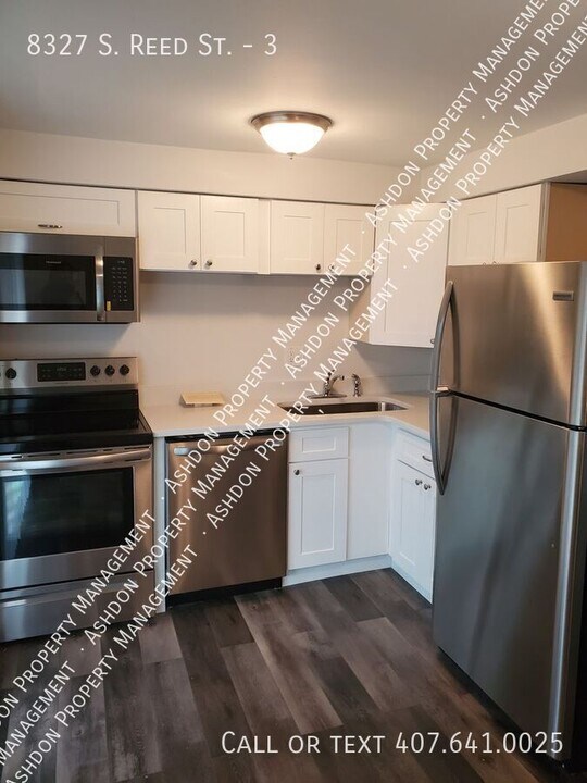 8327 S Reed St in Littleton, CO - Building Photo