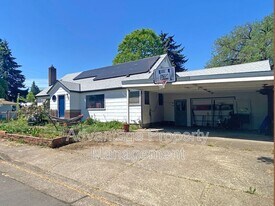 1920 SE Debord St in Corvallis, OR - Building Photo