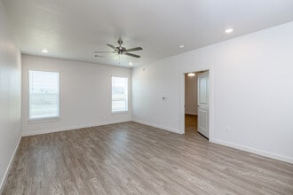 Willow Crossing Apartments in Centerton, AR - Building Photo - Interior Photo