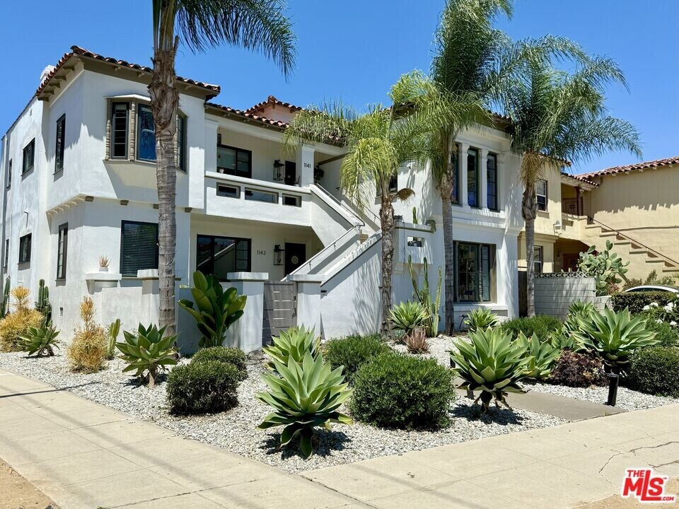 1143 Cloverdale Ave in Los Angeles, CA - Building Photo