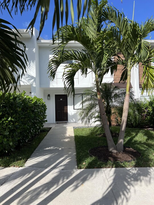 2577 Bessie St in Delray Beach, FL - Foto de edificio