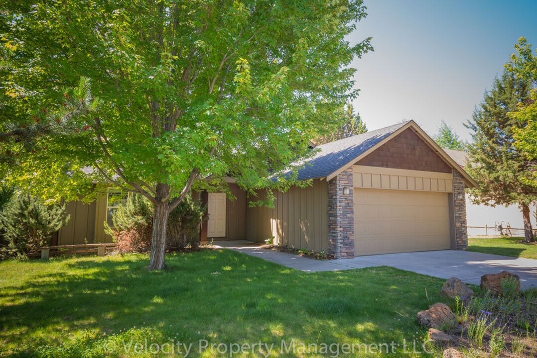 20597 Conifer Ave in Bend, OR - Building Photo