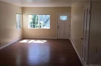 3680 Voltaire St in San Diego, CA - Foto de edificio - Building Photo