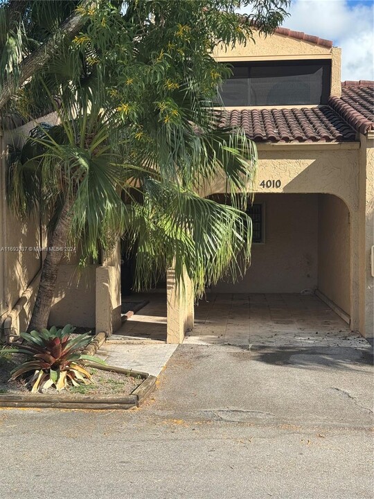 4010 Estepona Ave in Doral, FL - Building Photo