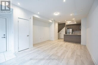 3566 Colonial Dr in Mississauga, ON - Building Photo - Building Photo