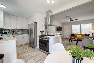 2210 Bristol Dr in Austin, TX - Building Photo - Building Photo