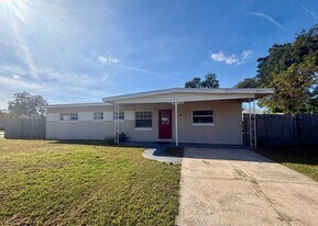 Altamonte Springs Gem! 3BR Home w/ Huge Screened Porch, Fenced Yard & Spacious Layout in Altamonte Springs, FL - Building Photo