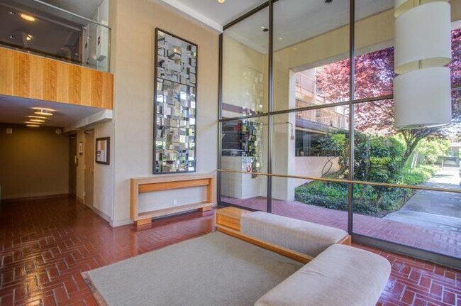 7 Commodore Dr in Emeryville, CA - Building Photo - Building Photo