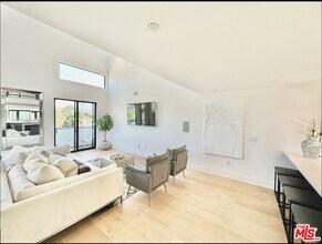 11326 Victory Blvd in Los Angeles, CA - Building Photo - Building Photo