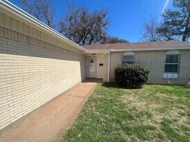 2 Rene Cir in Wichita Falls, TX - Building Photo