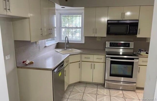 848 Center Dr in Baldwin, NY - Building Photo - Building Photo