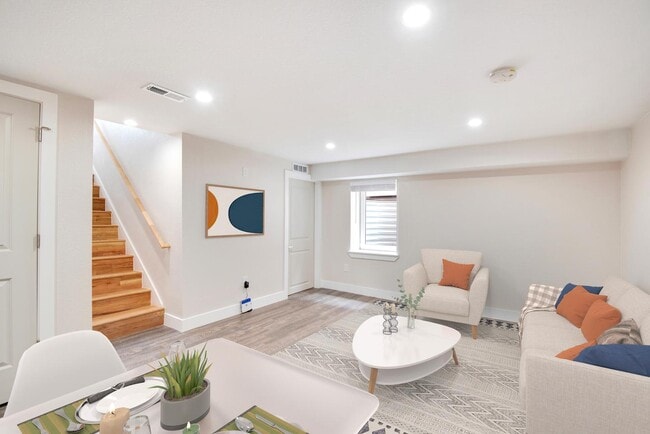 Newly remodeled basement apartment close t in Denver, CO - Foto de edificio - Building Photo