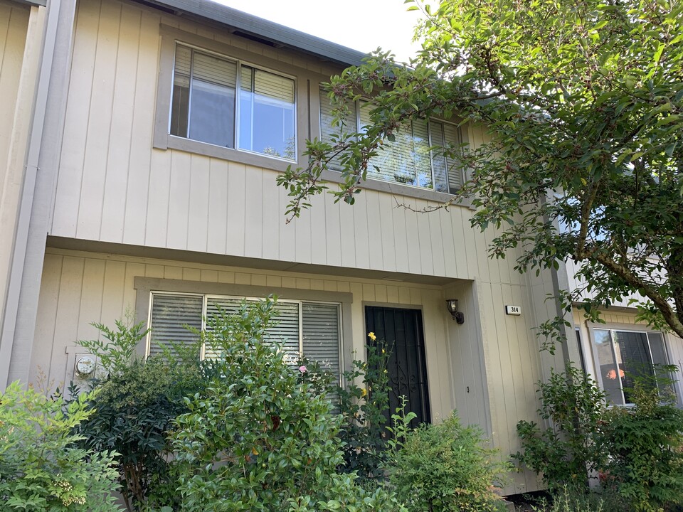 314 Harvest Ln in Santa Rosa, CA - Building Photo