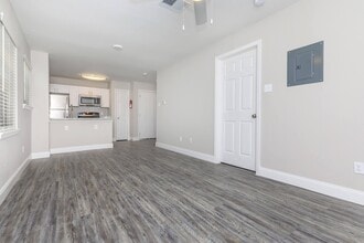 Hollister Apartments in Dickinson, TX - Foto de edificio - Building Photo