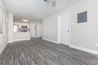 Hollister Apartments in Dickinson, TX - Building Photo - Building Photo