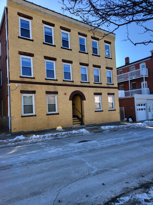 48 Pond St in Beverly, MA - Building Photo